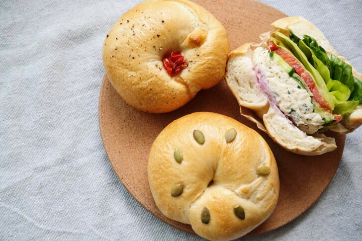 きゅうりと大葉チキンとかぼちゃとトマトクリームチーズのベーグル