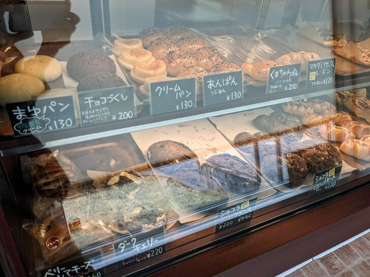 ここんのパンが並ぶショーケース