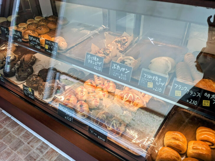 ここんのパンが並ぶショーケース