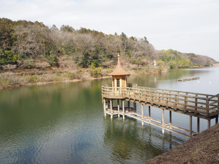 宮沢湖に浮かぶ水浴び小屋