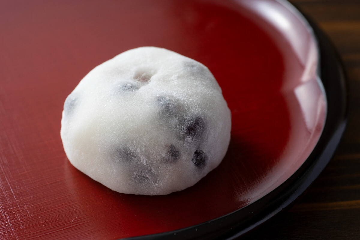 皿に乗った豆大福（出典：pixta.jp）