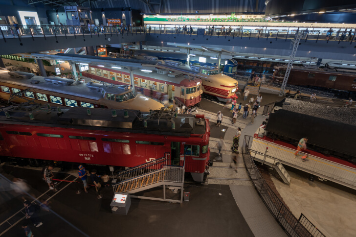 鉄道博物館の車両ステーション館内(出典:pixta.jp)