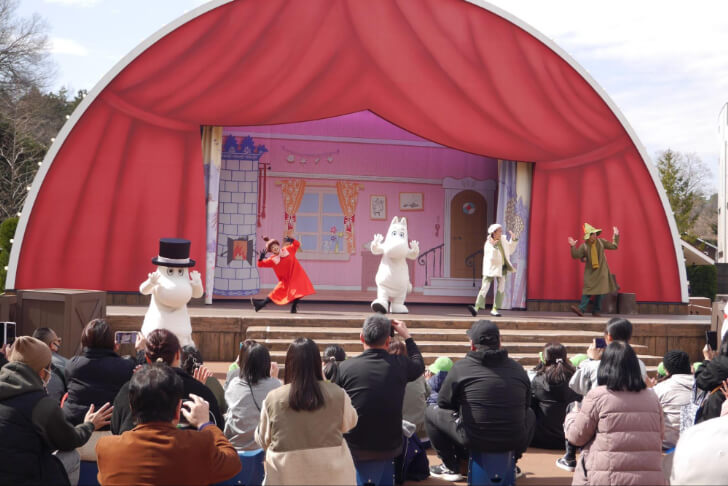エンマの劇場で踊るムーミンキャラクター