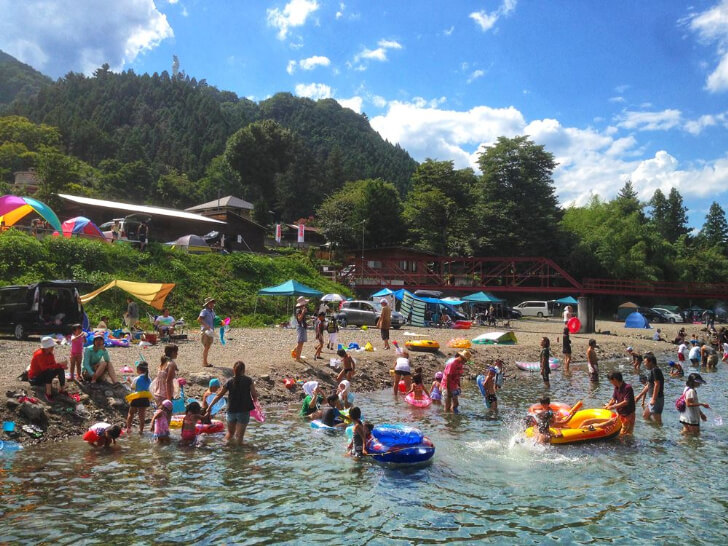 名栗川で夏の川遊び(出典:ケニーズ・ファミリー・ビレッジ/オートキャンプ場)