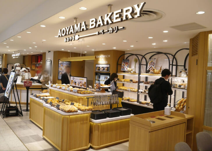 あおやまベーカリーの看板