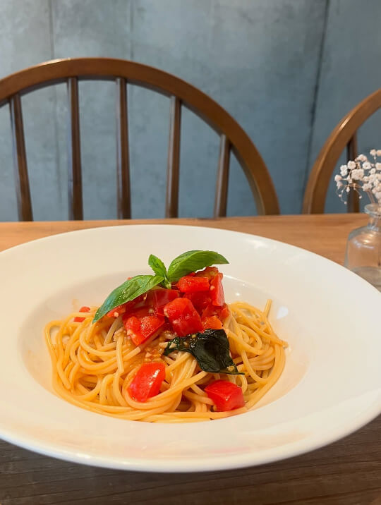 「マニ エ マーノ」のトマトパスタ(出典:mani e mano Instagram)