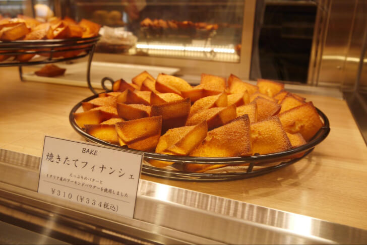 焼き立てのフィナンシェ