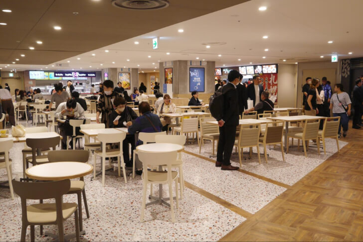 フードコートのテーブル席