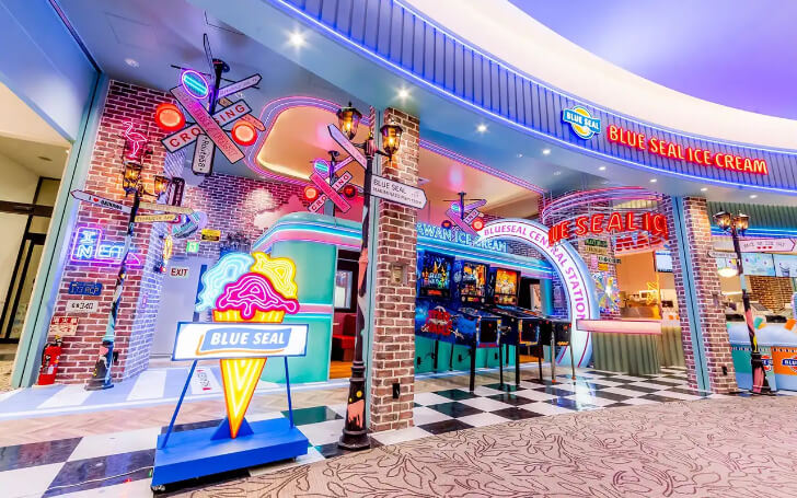 「ブルーシールイオンレイクタウン kaze 店」の外観(出典:ブルーシール)