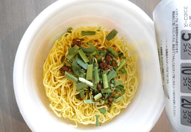 ノンフライ麺の上にかやくをあけた様子