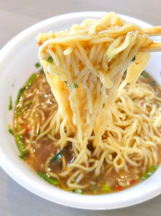 スープと絡むツルツルとした麺
