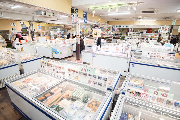 越谷市場のフジシゲの売り場風景（出典：越谷市場）