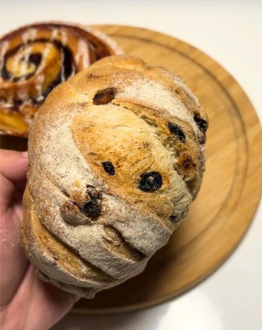 ンパーニュ生地にレーズンとくるみを加えて焼き上げたパンドノア