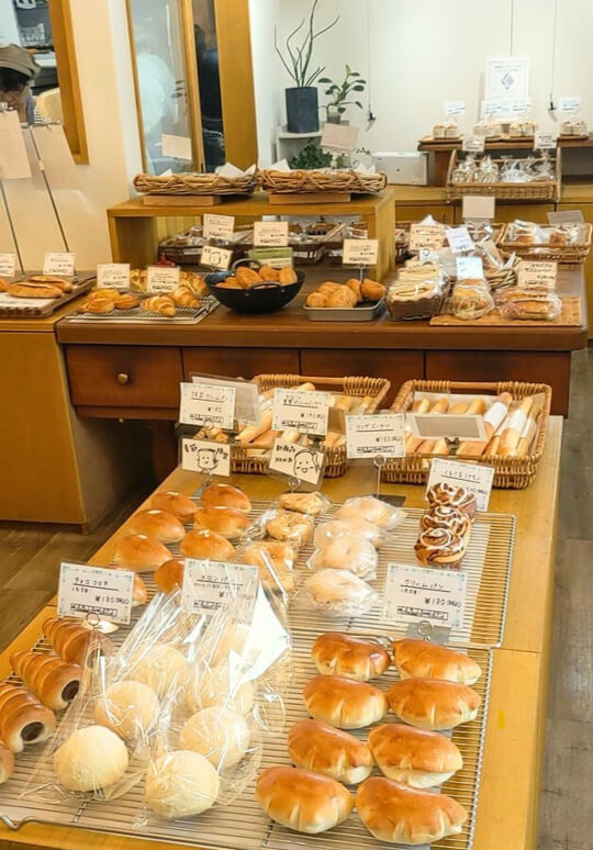 店内にたくさんのパンが並んでいる様子