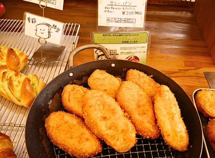 お店の人気メニューのカレーパン