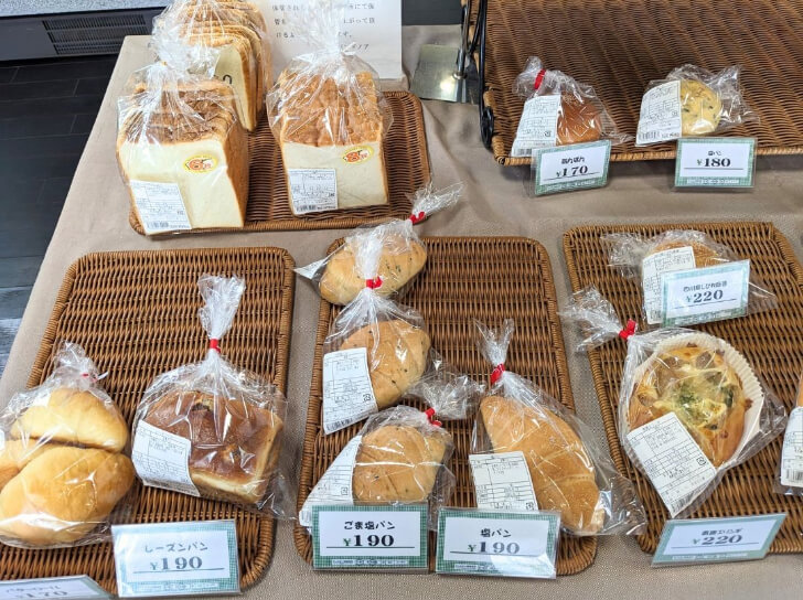 パンドノアの店内に並ぶパン