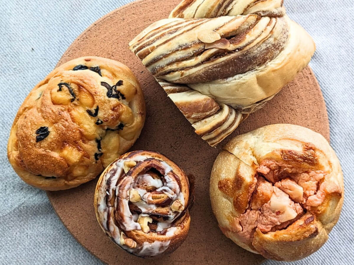 お皿に乗った5種類のパン