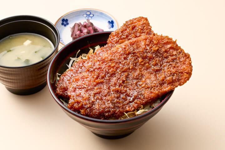 フードコートの「姫豚味噌わらじかつ丼」(出典:西武秩父駅前温泉 祭の湯)