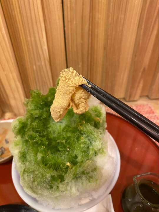 抹茶のかき氷とわらび餅