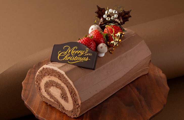 クリスマスケーキの定番「ブッシュ・ド・ノエル」（提供：ロイヤルパインズホテル浦和）
