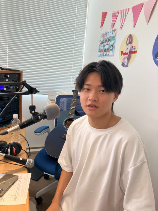 『世捺の世界』の生放送を担当する世捺さん