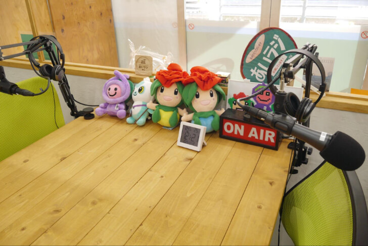 あいラジ放送ブース内のぬいぐるみ