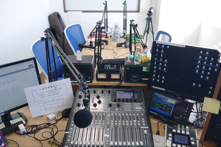 スタジオ内のマイクとミキサー