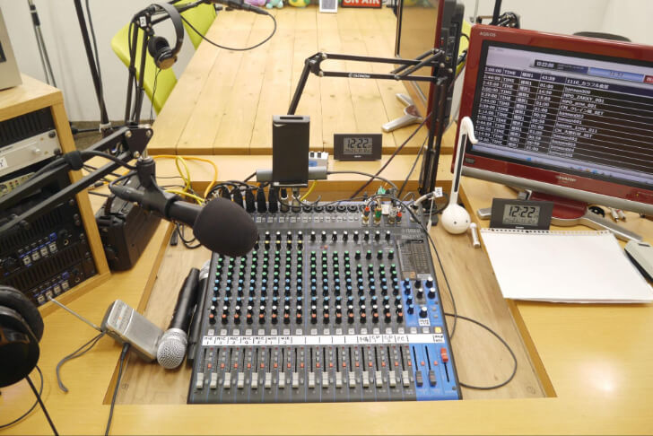 スタジオの放送機材とマイク