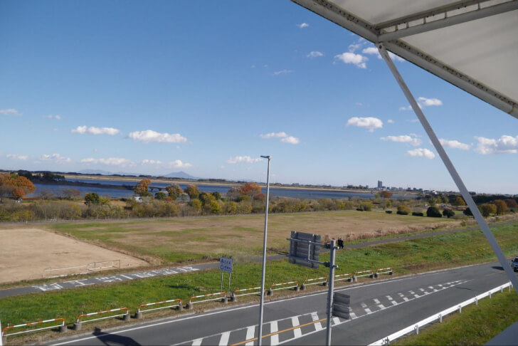 スタジオ屋上から望む青空とのどかな田園風景