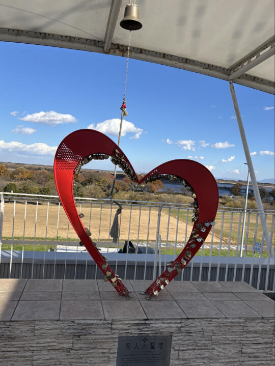 渡良瀬遊水地のハート型にちなんだハートのオブジェ