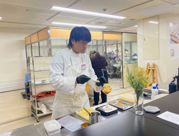 目の前のキッチンでパフェの仕上げをするシェフパティシエ