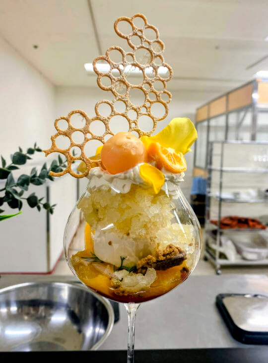 さまざまな柑橘を幾重にも重ねた「柑橘とスパイスとハーブのパフェ」