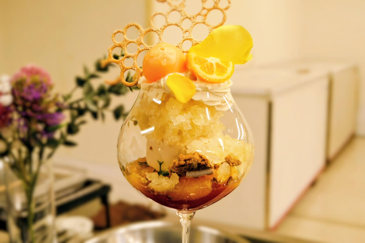 さまざまな柑橘を幾重にも重ねた「柑橘とスパイスとハーブのパフェ」