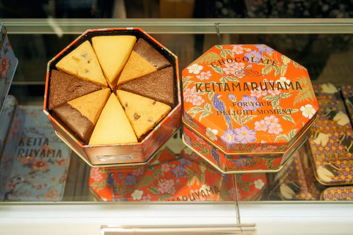 花鳥柄が映える八角形のクッキー缶