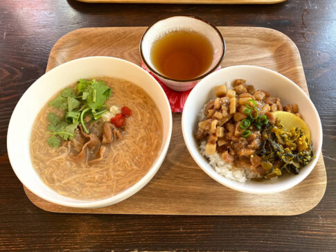 台湾茶房e-oneの一番人気「ルーローハンセット」