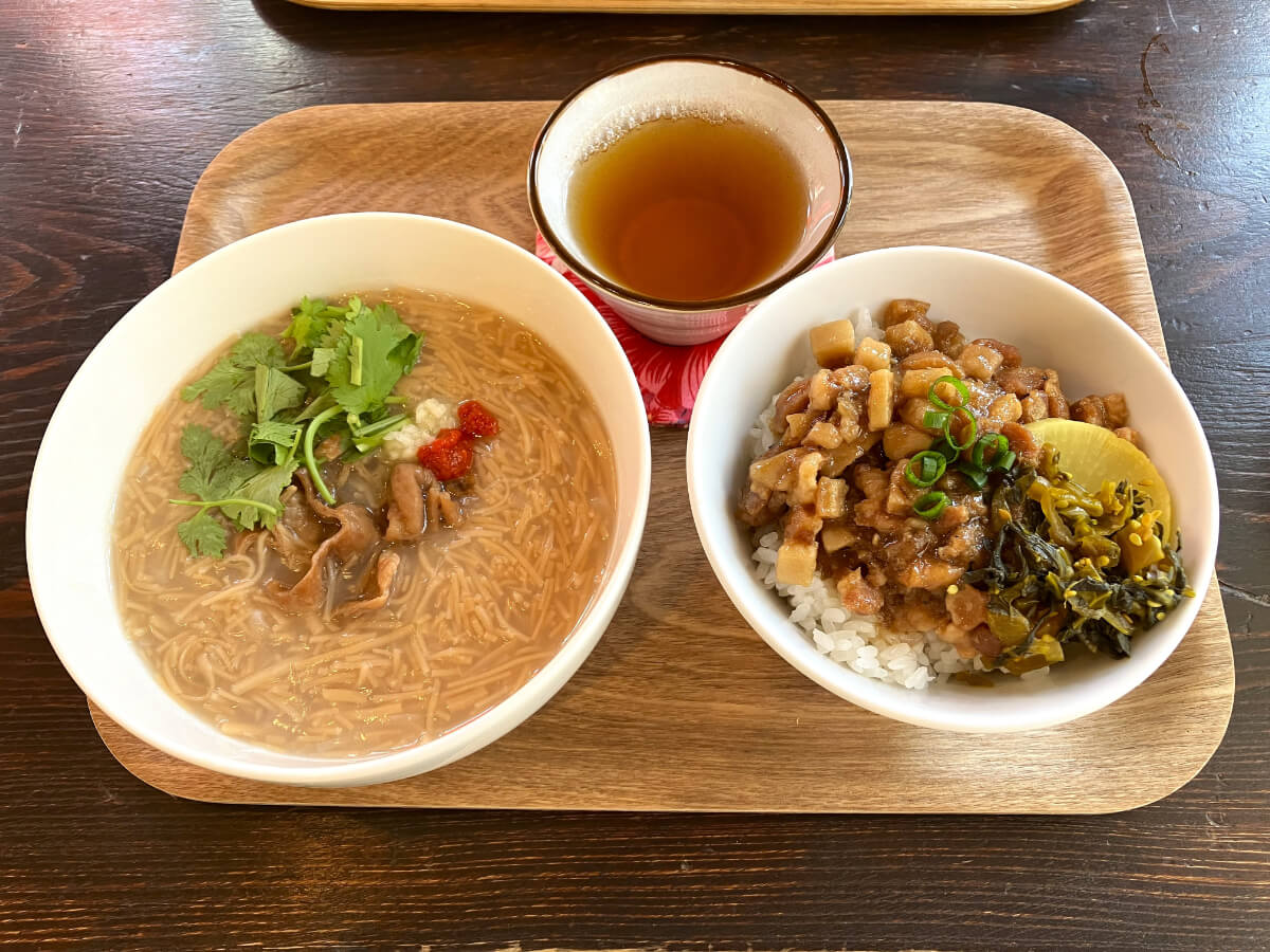 台湾茶房e-oneの一番人気「ルーローハンセット」