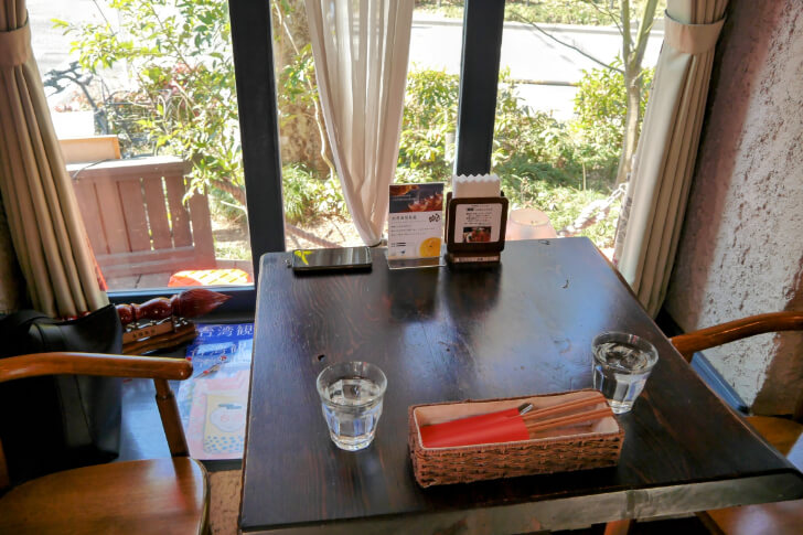 台湾茶房e-oneの店内テーブル席