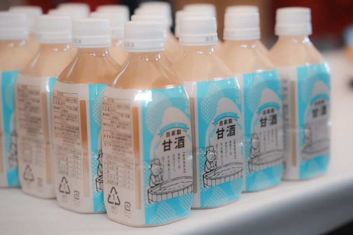 来場者にふるまわれるペットボトルの甘酒(提供:株式会社小山本家酒造)