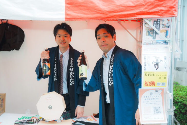 蔵開きで日本酒を手に持った小山本家酒造社員(提供:株式会社小山本家酒造)