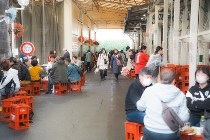 蔵開きでお酒を楽しむ人たち(提供:株式会社小山本家酒造)