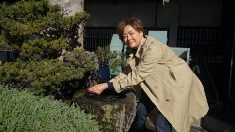 武甲山の伏流水に触れる歌手の秋本奈緒美さん