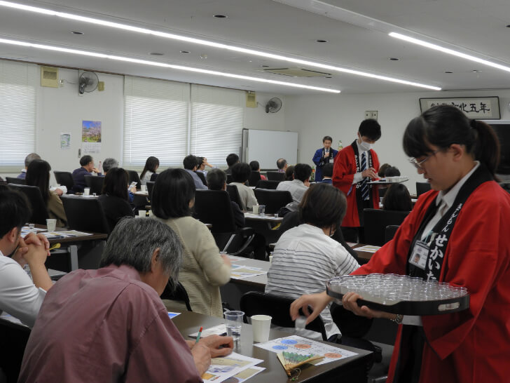 会議室でお酒講座を受ける来場者(提供:株式会社小山本家酒造)