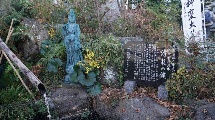 武甲山の伏流水が湧き出る秩父今宮神社