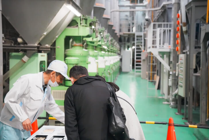 酒蔵工場見学で来場者に説明をするスタッフ(提供:株式会社小山本家酒造)