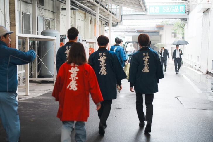 世界鷹と書かれた法被を着た人たち(提供:株式会社小山本家酒造)