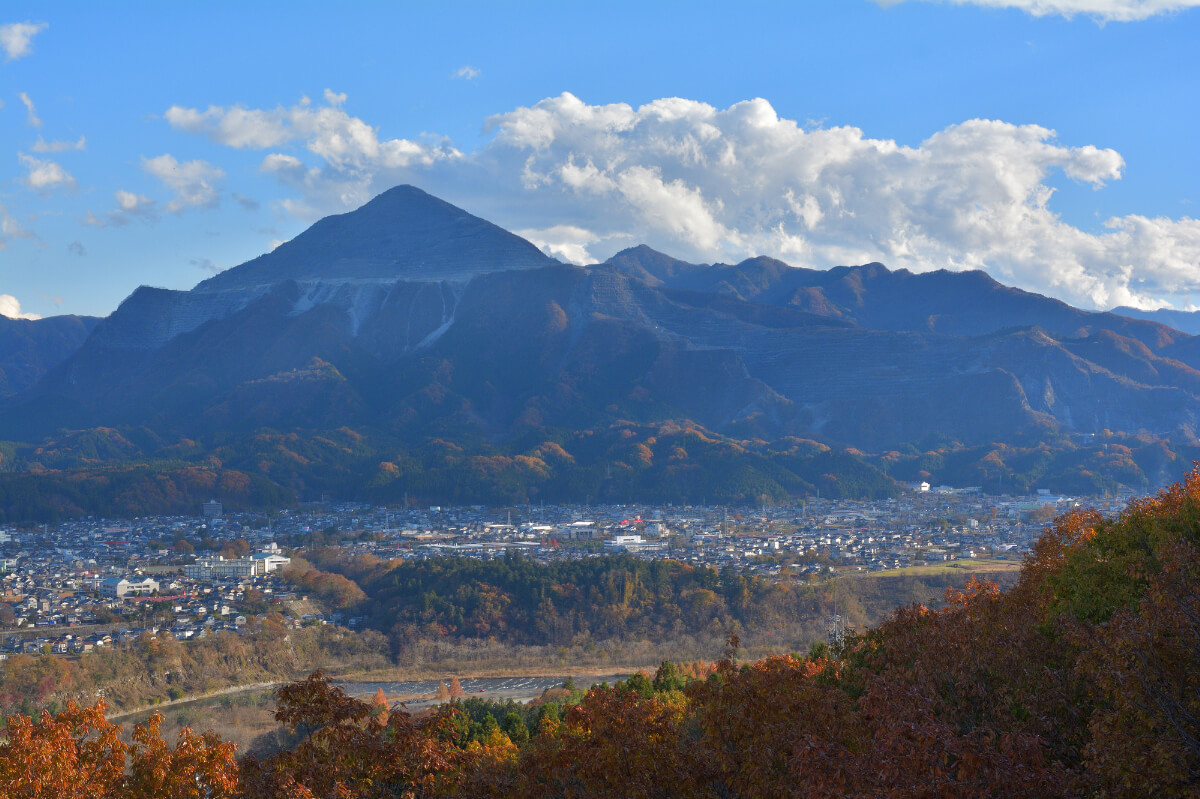 秩父ミューズパークから望む秩父の山並み（出典：pixta.jp）
