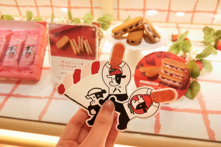 牛のキャラクターいとこちゃんのステッカー