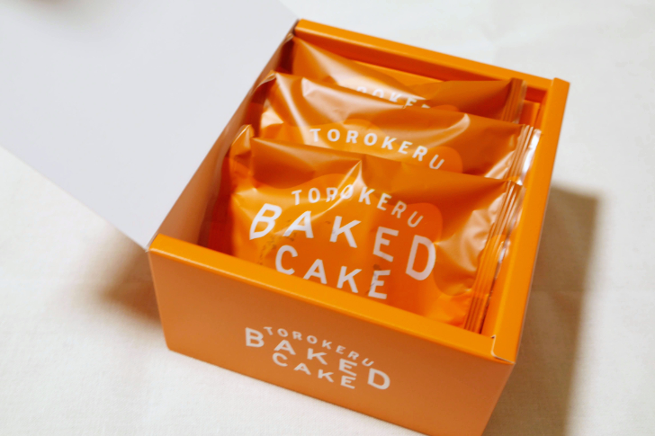 「とろけるベイクドケーキ 塩キャラメル」を開封