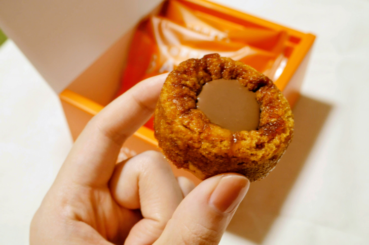 「とろけるベイクドケーキ 塩キャラメル」を手で持つ