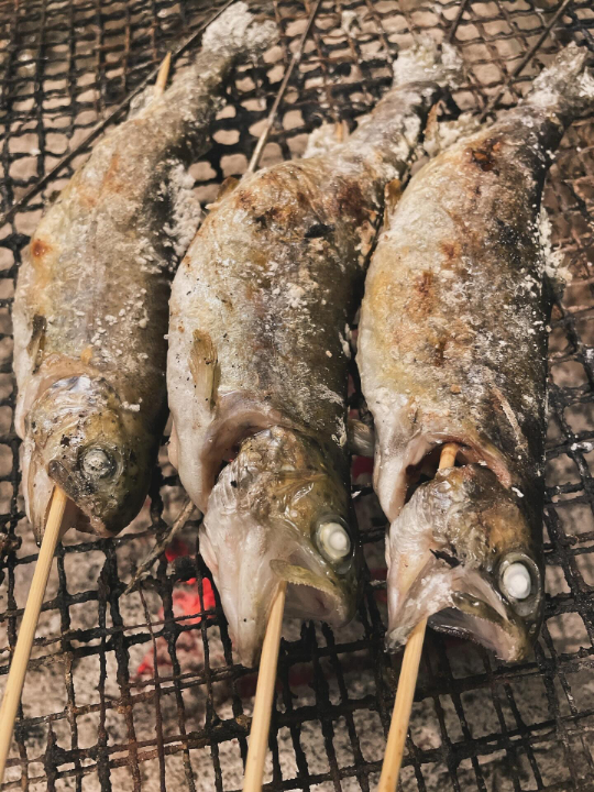 カマスの原始焼き（出典：いろりや らんまるInstagram）